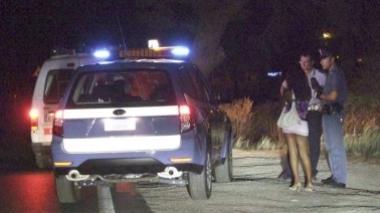 Una pattuglia della Polizia mentre controlla alcune prostitute di strada