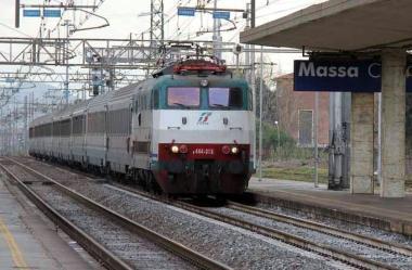 LIntercity 511 uno dei nuovi convogli che ferma a Massa centro 