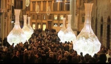 Installazione luminosa con gli olivi di Pescia