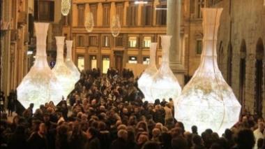 Installazione luminosa con gli olivi di Pescia