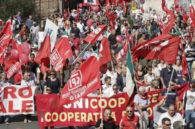 Sciopero, presidio dei lavoratori alla prefettura