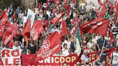 Sciopero, presidio dei lavoratori alla prefettura