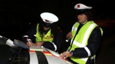 Danneggia auto in sosta e scappa, ottantenne multato