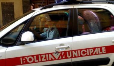 Rumeno ruba vestiario alla Coin: inseguito dai commessi, viene bloccato dai vigili