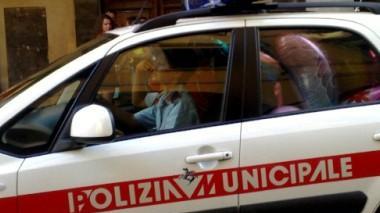 Rumeno ruba vestiario alla Coin: inseguito dai commessi, viene bloccato dai vigili