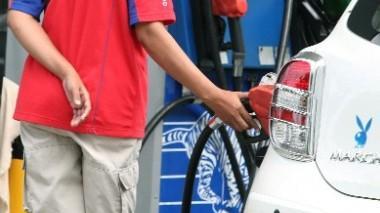 Caro-carburanti, metti solo un euro di benzina e ti regalano una bottiglia di vino