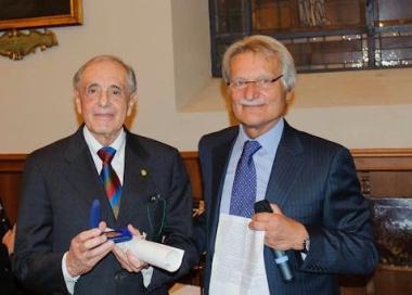 Maffei (a sin.) premiato da Salvetti 