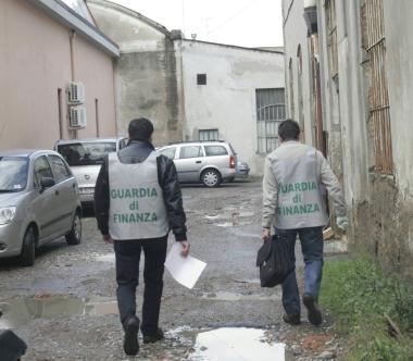 «Stai zitta, altrimenti parlo con tuo marito»