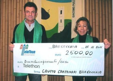 La consegna dellassegno a Telethon 