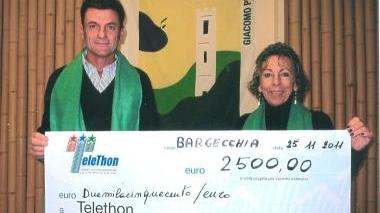 La consegna dell’assegno a Telethon