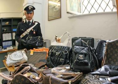 Un carabiniere con alcune borse rubate in una foto di repertorio 