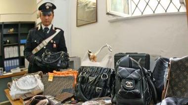 Un carabiniere con alcune borse rubate in una foto di repertorio