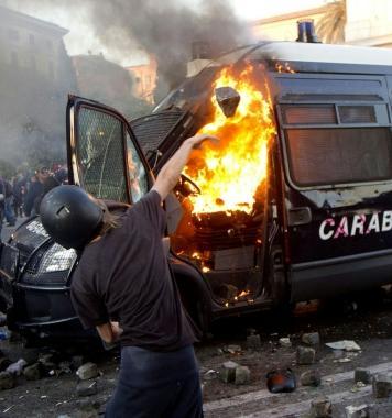 Un momento dellassalto al blindato dei carabinieri a Roma 