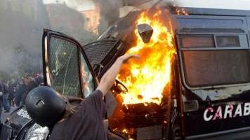Un momento dell’assalto al blindato dei carabinieri a Roma