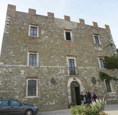 <b>MANCIANO</b> Il palazzo comunale e il sindaco Mecarozzi 