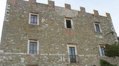 <b>MANCIANO</b> Il palazzo comunale e il sindaco Mecarozzi