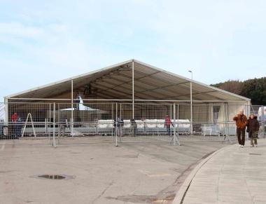 In alto i fuochi alla Terrazza Mascagni e la pista di pattinaggio sul ghiaccio in fase di allestimento alla Rotonda di Ardenza 