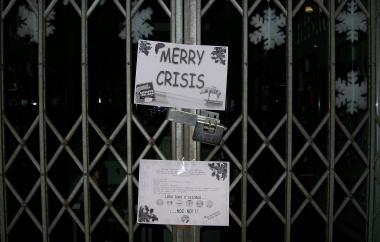<b>CARTELLO.</b> Uno degli auguri affisso alla porta di un negozio del centro    