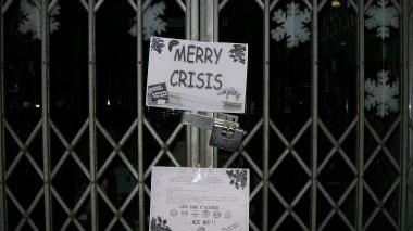 <b>CARTELLO.</b> Uno degli “auguri” affisso alla porta di un negozio del centro