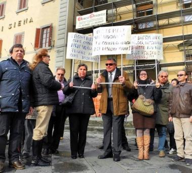 La manifestazione davanti alla prefettura 