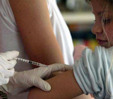 Una bambina durante la vaccinazione 