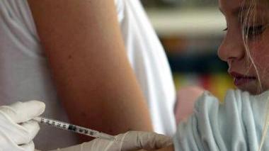 Una bambina durante la vaccinazione