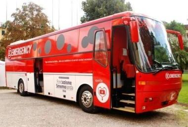 Il bus ambulatorio di Emergency con medico e infermiere a bordo 