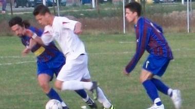 Andrea Marino tra due avversari