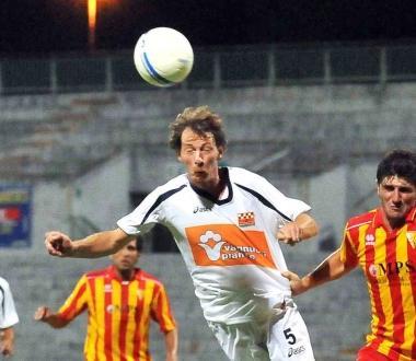 Nicola Pagani di testa durante unamichevole  