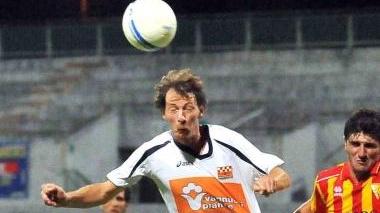 Nicola Pagani di testa durante un’amichevole