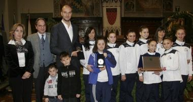 Foto di gruppo per gli atleti del Bacchno Sport 2011 Accanto al sindaco cenni Stefano Tempesti e Grazia Ciarlitto 