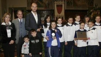 Foto di gruppo per gli atleti del Bacchno Sport 2011 Accanto al sindaco cenni Stefano Tempesti e Grazia Ciarlitto