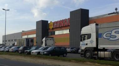 Una veduta del magazzino Conad di Montopoli al centro della vertenza della Cgil di Pisa contro Almagroup