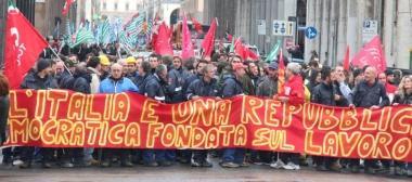 Un momento della manifestazione contro la manovra Monti organizzata dai sindacati luned&igrave; mattina        