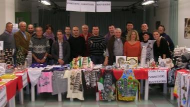Una foto di gruppo degli artigiani del Comitato con i loro prodotti