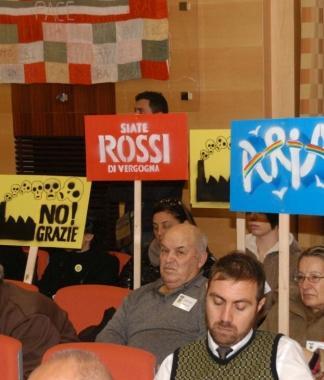 In alto e accanto gli attivisti del Comitato antinquinamento presenti durante il consiglio con tanto di striscioni e cartelli di protesta contro limpianto 