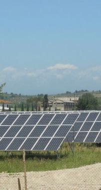 Un campo fotovoltaico nelle campagne di San Miniato