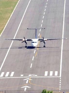 Un aereo atterra alla Pila 