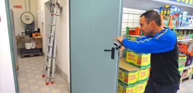 Lo stanzino dove i dipendenti sono stati rinchiusi dai banditi A destra lingresso del supermercato 