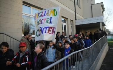 La protesta dei bambini della elementare Fornaciari dopo i furti e in basso lassessore Marco Agnitti   
