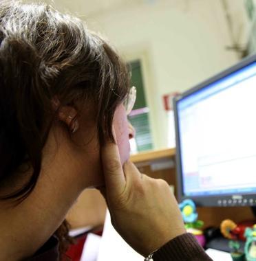 Una ragazza mentre naviga su internet 