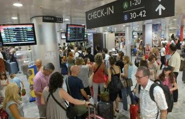 Passeggeri al Galilei. A destra, lad di Sat, Gina Giani 