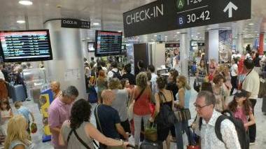 Passeggeri al “Galilei”. A destra, l’ad di Sat, Gina Giani