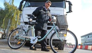 Morta la pensionata travolta da un camion in via Toscana