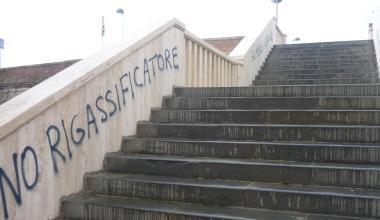 Nuove scritte sulla scalinata tra via Corridoni e la passerella di San Giusto