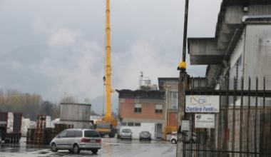 Cade dal tetto della cartiera operaio in gravi condizioni