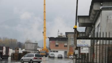 Cade dal tetto della cartiera operaio in gravi condizioni
