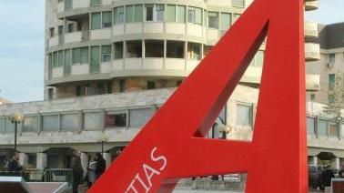 La grande A di piazza Attias fa discutere i livornesi
