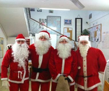 I volontari della Croce rossa vestiti da Babbo Natale consegnano i doni a domicilio      