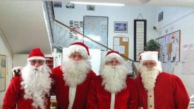 I volontari della Croce rossa vestiti da Babbo Natale consegnano i doni a domicilio